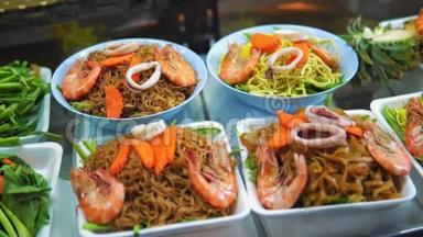 亚洲街头美食，亚洲传统民族美食.. 夜市、异国产品和海鲜，户外烹饪